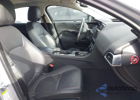 2017 Jaguar Xe 25T Premium z USA, uszkodzony, nr VIN SAJAD4BG8HA971796